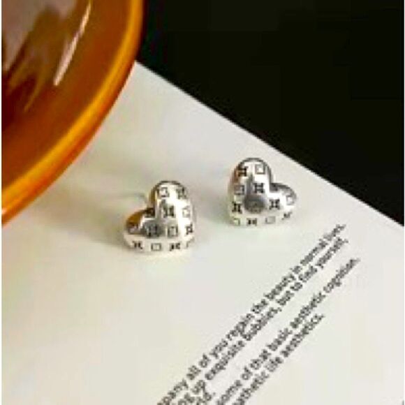 ✨🆕✨ S925 Elegant Minimalist Classic Geometric Motif Heart Shaped Earrings ✨ - Picture 1 of 12